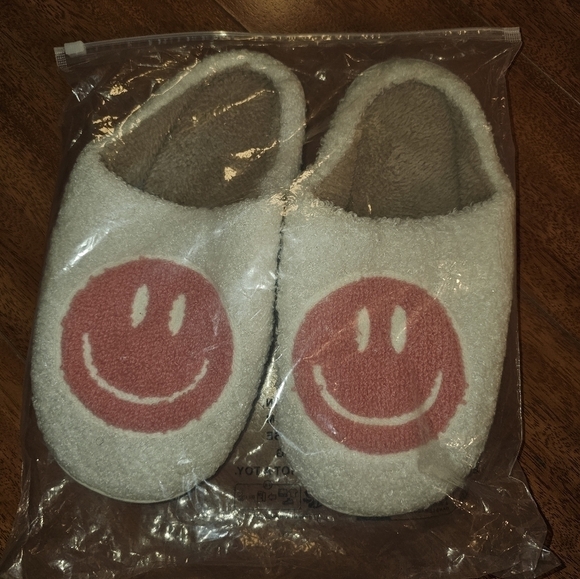 Smiley Face Slippers/Slides **NEW** Pink and White Fuzzy Womens Shoes - Picture 6 of 10